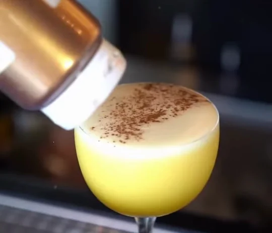 Cocktail dorato servito in coppa