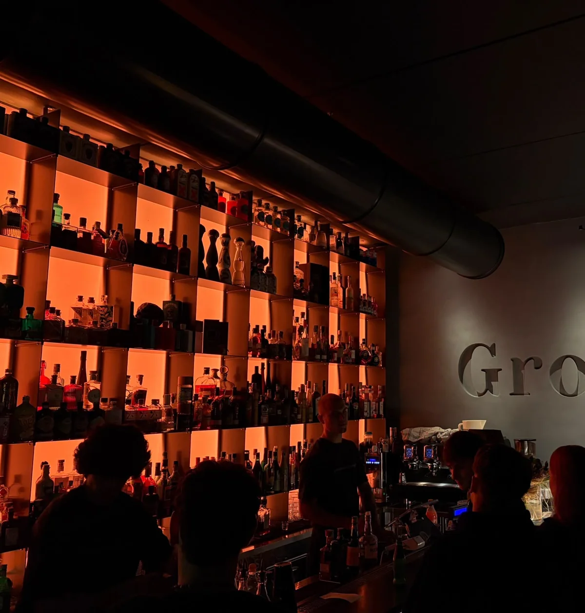 Il bancone di The GroW’s, illuminato da una luce ambrata