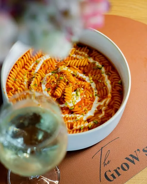 Un piatto di pasta sulla tavola di The GroW’s